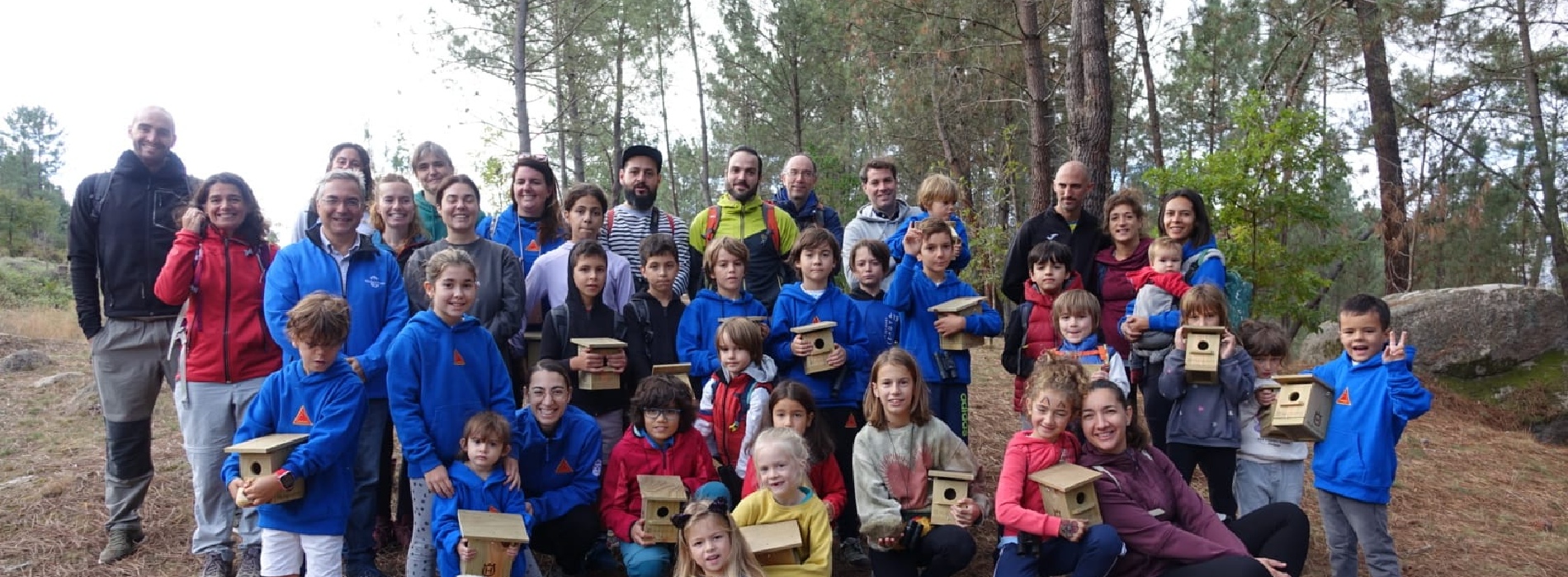 Trente enfants d’Ourense ont installé des nids d’oiseaux offerts par Husqvarna dans la zone du réservoir de Cachamuiña